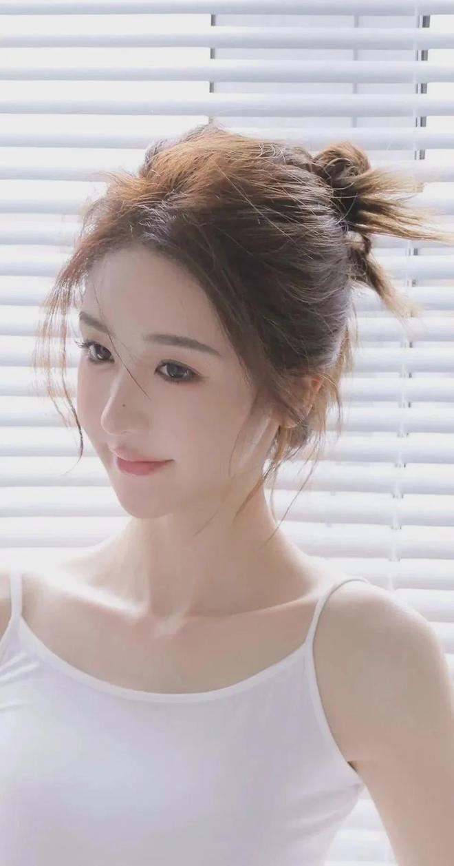 行戴绿色帽子的女老板同房千亿球友会平台登录商务旅